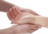 손목통증 치료방법 - 손목이 아플때 휴식과 병원 